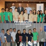 Thomas Walde, Rubén Aguilar, Delbert Unruh y Arnold Voth con alumnos de Contabilidad, Electrotécnia y Metal Mecánica.