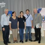 Rubén Aguilar y Delbert Unruh con alumnos del Colegio Politécnico Johannes Gutenberg