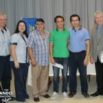 Rubén Aguilar y Delbert Unruh con alumnos del Colegio Politécnico Johannes Gutenberg