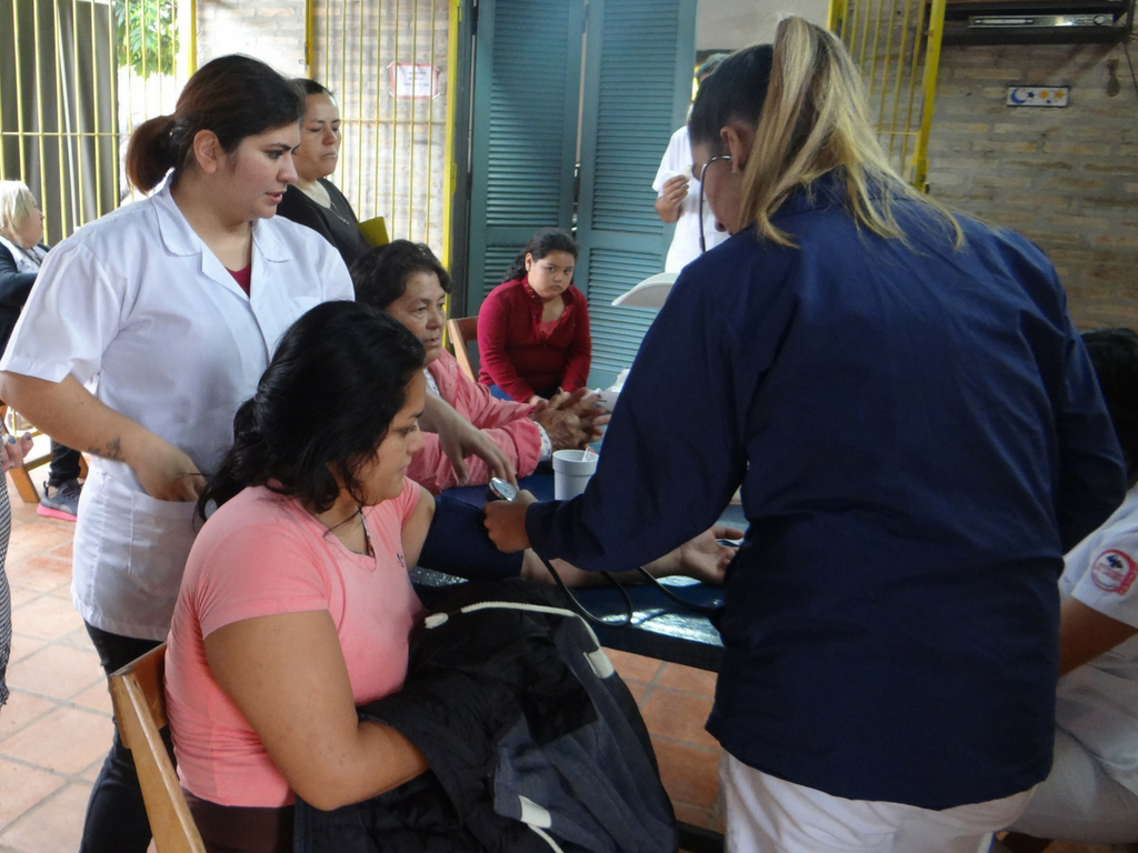 Atención médica durante el proyecto comunitario “Ayuda que transforma” del Departamento de Desarrollo Social del Colegio Gutenberg