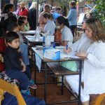 Atención médica durante el proyecto comunitario “Ayuda que transforma” del Departamento de Desarrollo Social del Colegio Gutenberg