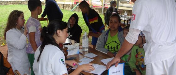 Atención médica durante el proyecto comunitario “Ayuda que transforma” del Departamento de Desarrollo Social del Colegio Gutenberg