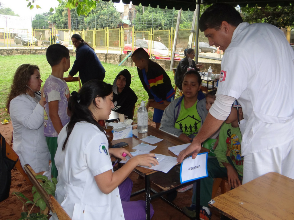 Atención médica durante el proyecto comunitario “Ayuda que transforma” del Departamento de Desarrollo Social del Colegio Gutenberg