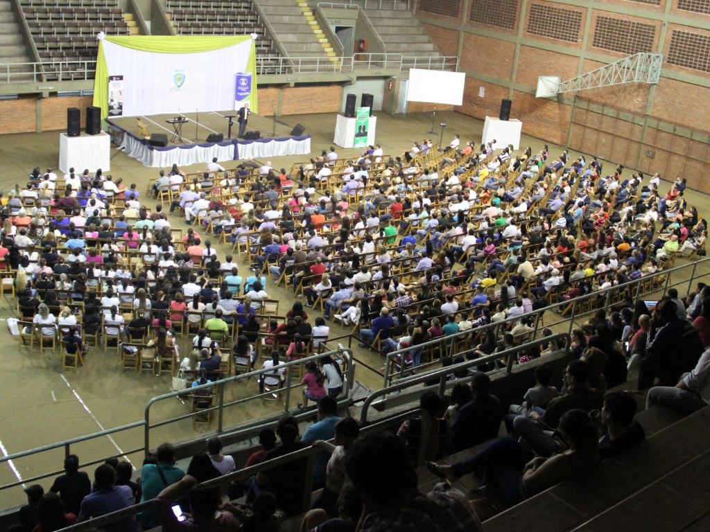 Charla con el Dr. Andrés Panasiuk en el Polideportivo del Colegio Politécnico Johannes Gutenberg con el tema "Salud financiera en mi familia"