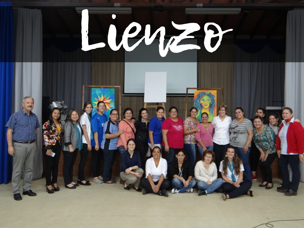 Madres y docentes con la Licenciada Laura Aquino y el Pastor Immanuel Kögler durante el lanzamiento del proyecto LIENZO