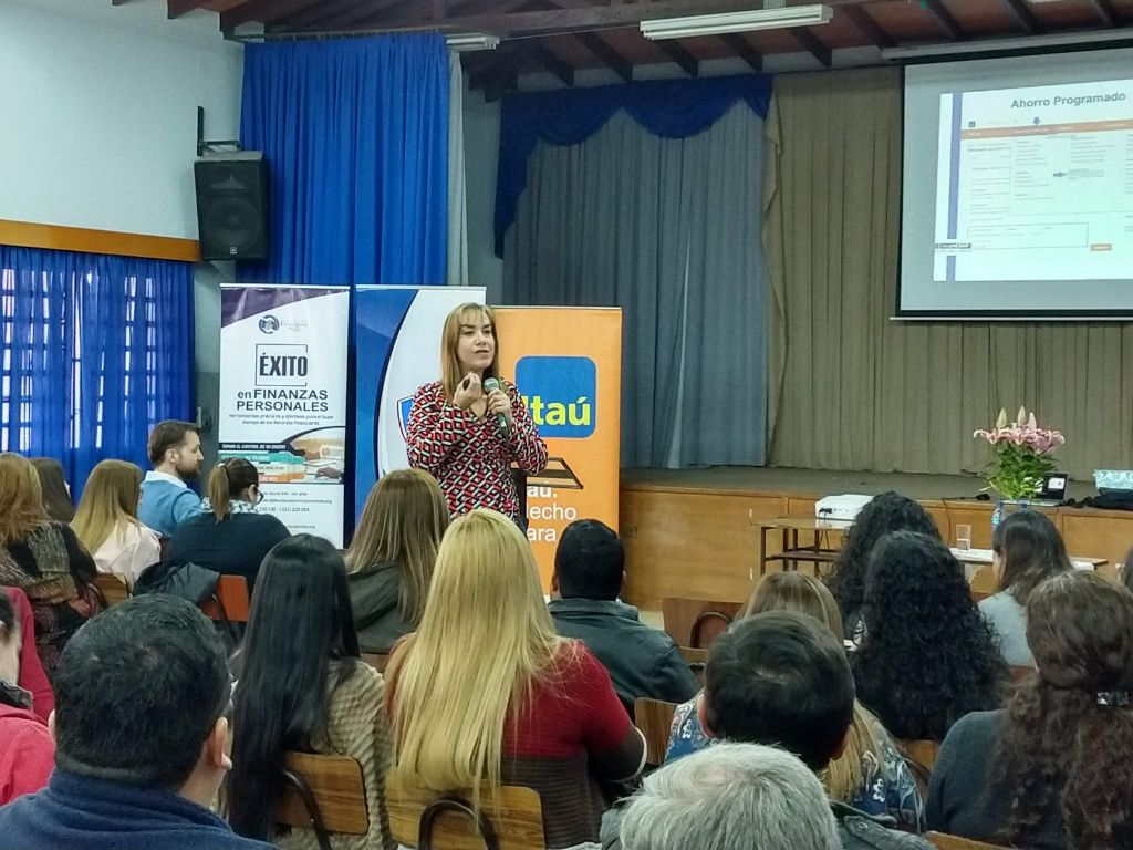 Gloria Ayala Person durante la charla acerca de Educación financiera.