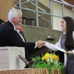 El director Delbert Unruh durante la entrega de certificados a los estudiantes